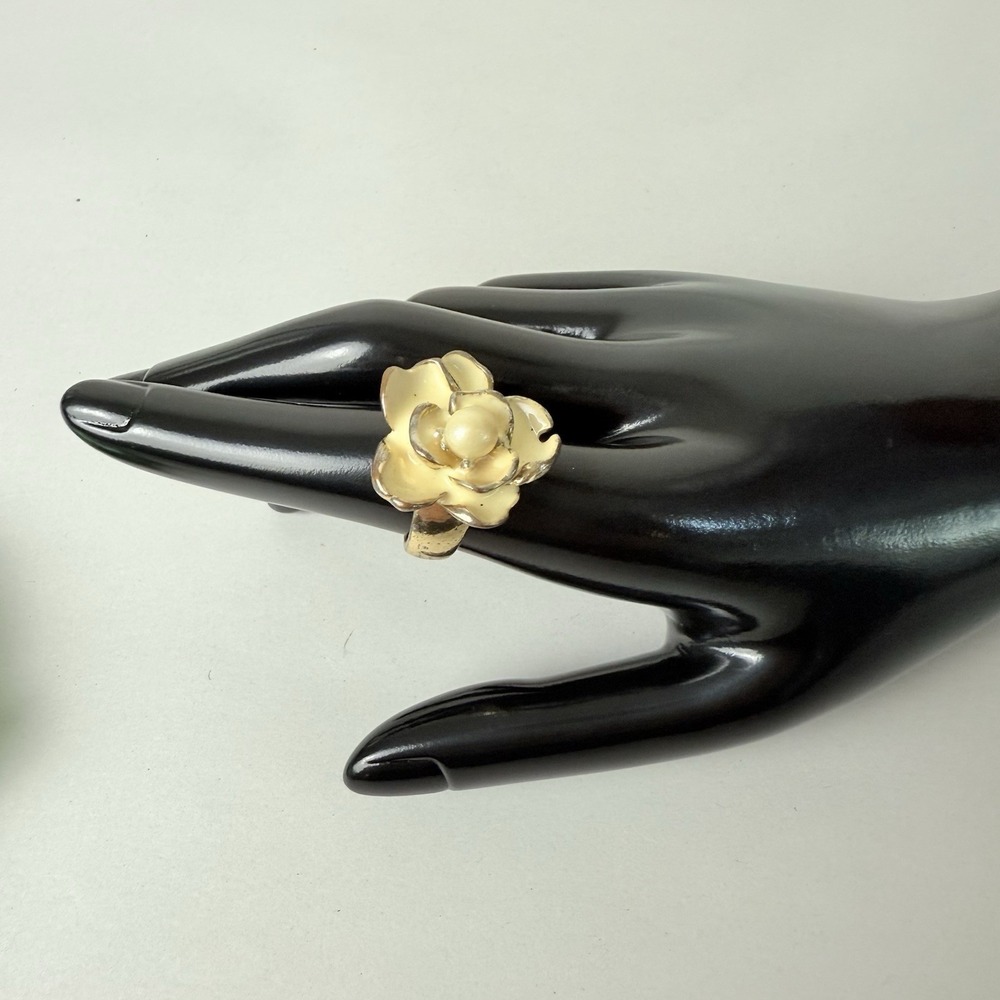 Vintage Enamel Over Metal Statement Flower Ring Faux Pearl Center Gold Tone S 7